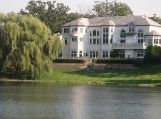 820 Saint Stephens Grn, Oak Brook, IL 60523