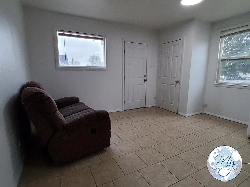 Newly Remodeled Studio and 1 bedroom apartments — Photo 2