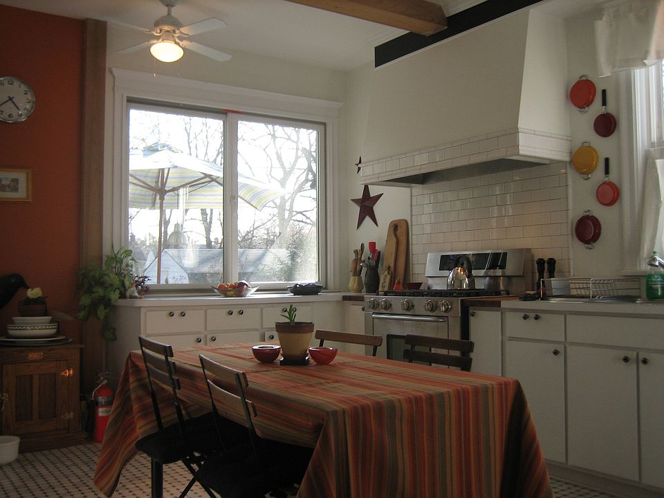 Bright Eat-In Kitchen