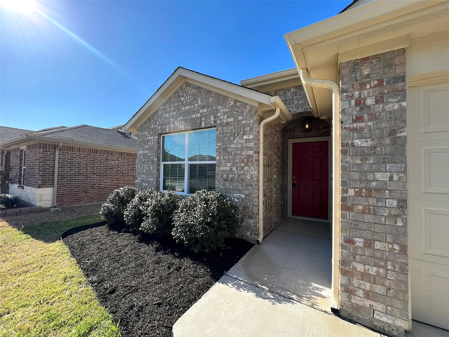 3 bed, 2.0 bath, 1657 sqft, $2,299 — Photo 2
