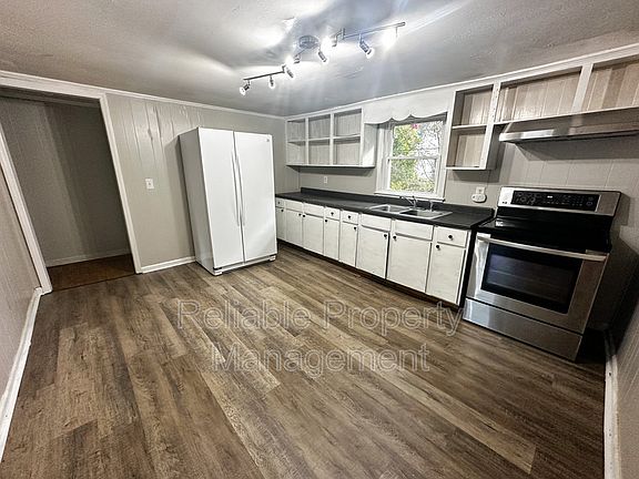 3rd image of 917 Blount St