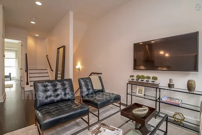 3 bed, 3.0 bath, 1563 sqft, $3,297 — Photo 4