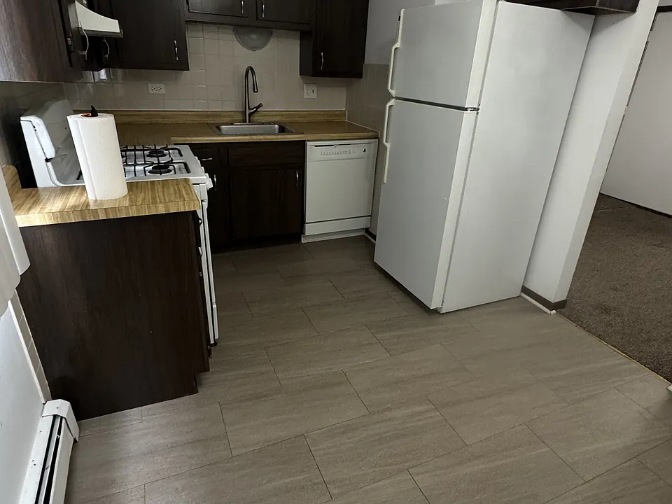Kitchen with eat in area