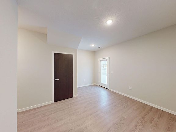 5th image of 942 Riverview Dr #946-32