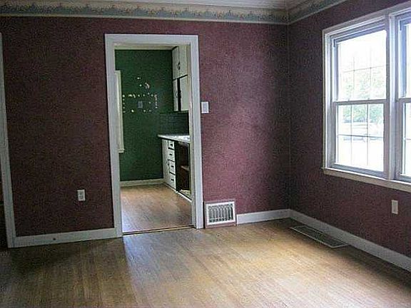 4th image of 304 W 1st St