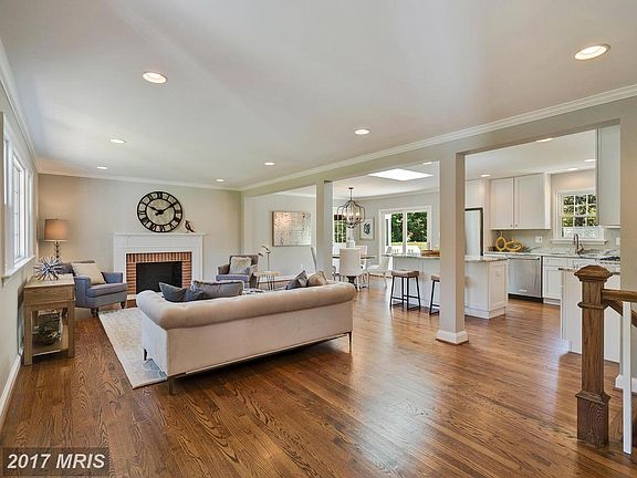 3rd image of 1127 Gladstone Pl
