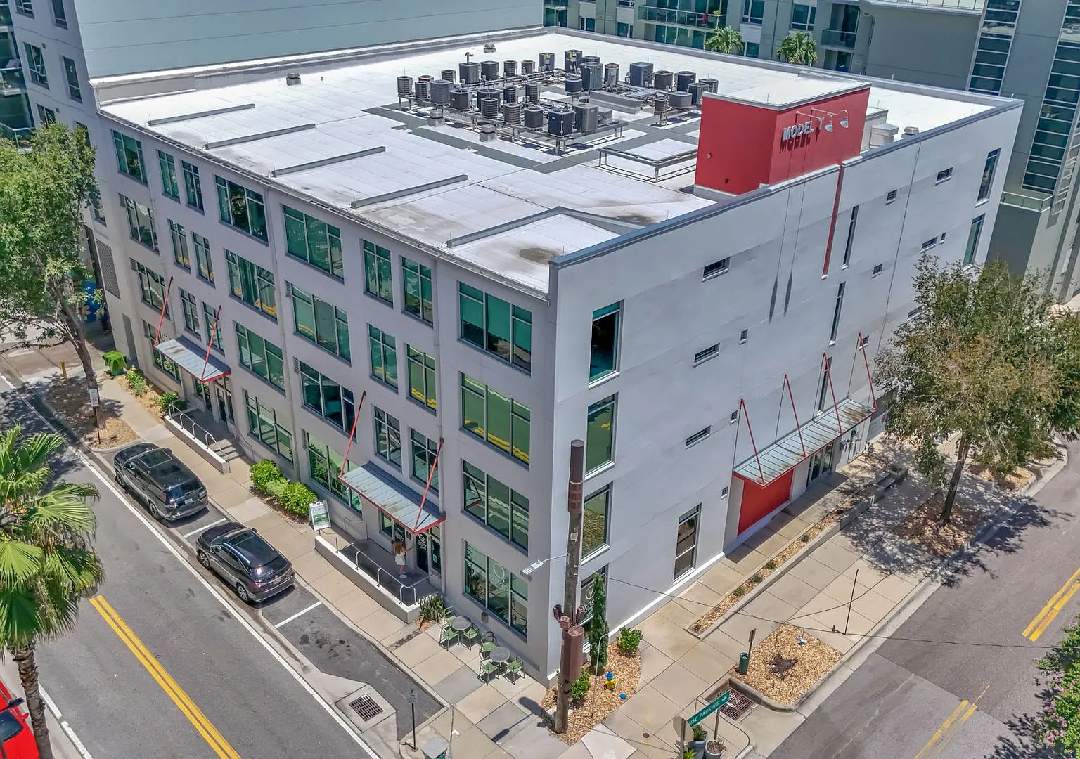 Modern 1/1 Channelside Condo — Photo 1