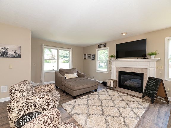 3rd image of 450 Willow Ct