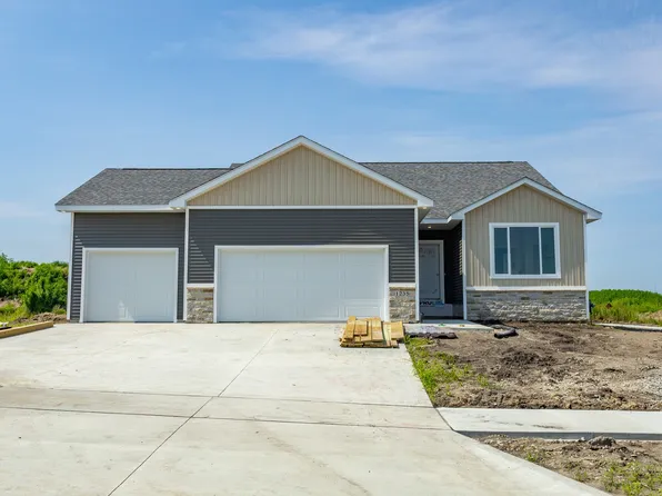 1235 Prairie Village Dr, Waukee, IA 50263