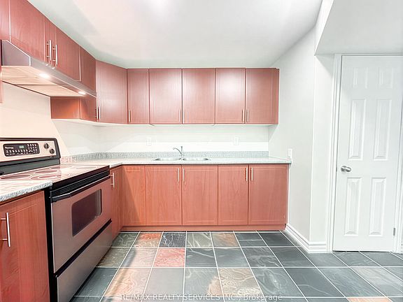 5th image of 1584 Stevenson St