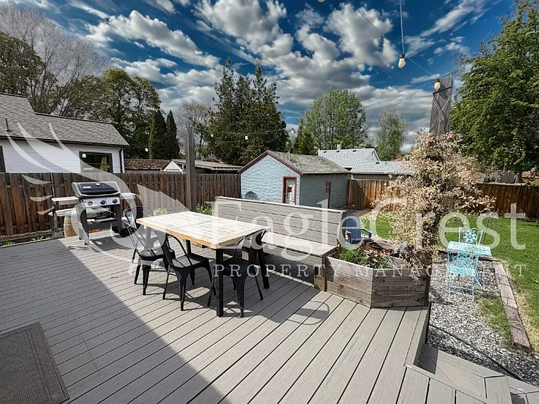 1031 N Clinton St — Photo 5