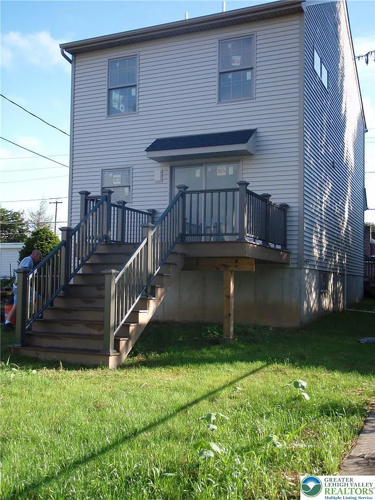 4 bed, 3.5 bath, 2492 sqft, $2,400 — Photo 3