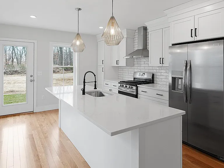 129 Graystone St — Photo 9