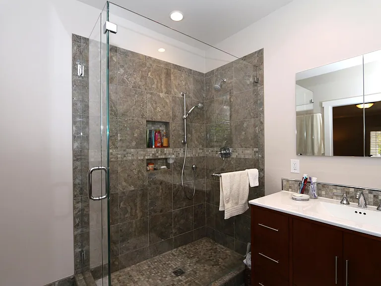 2050 Brewster Ave — Photo 21