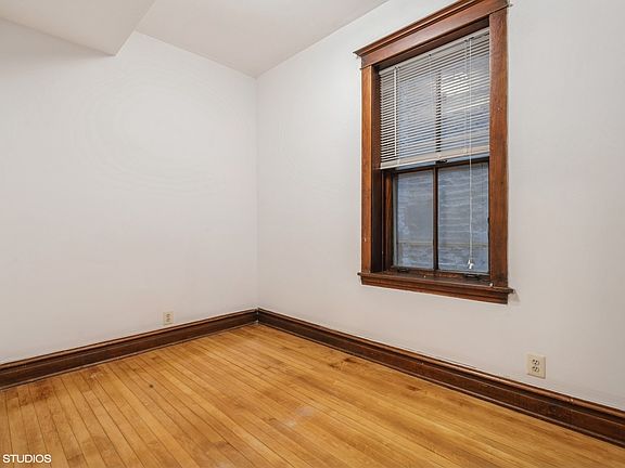3rd image of 3329 N Kenmore Ave #1