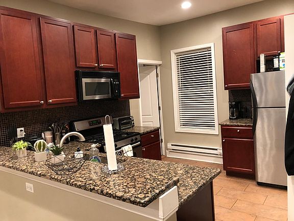 2nd image of 832 S Claremont Ave #2V