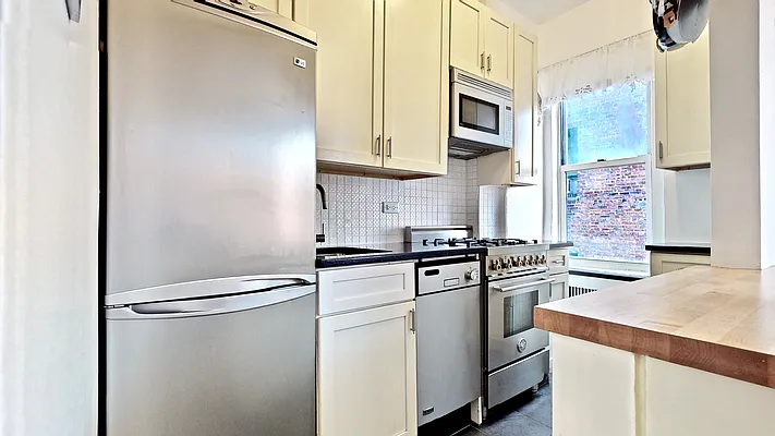 Sold by Bizzarro Agency | media 2