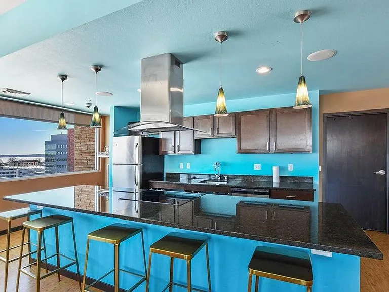 Full Kitchen, community room.