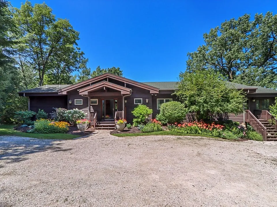 N7487 E Lakeshore Dr
