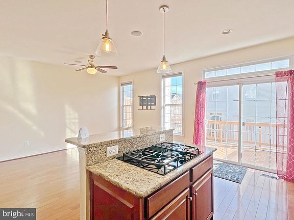 2nd image of 22072 Dilworth Sq