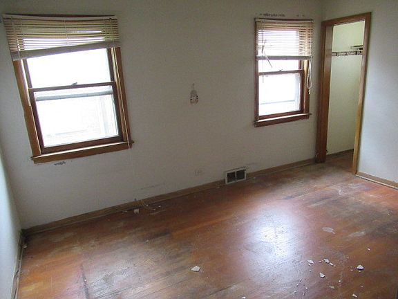5th image of 13901 S School St