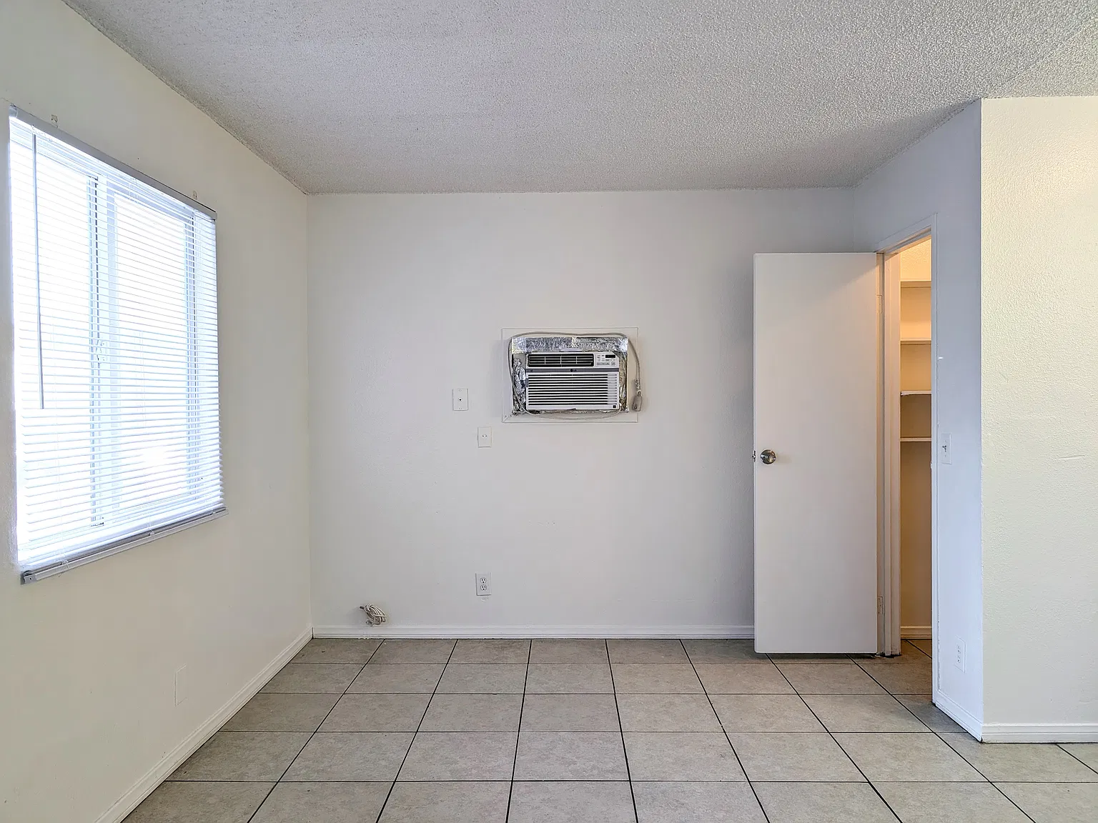 Studio, 350 sqft, $800 — Photo 2