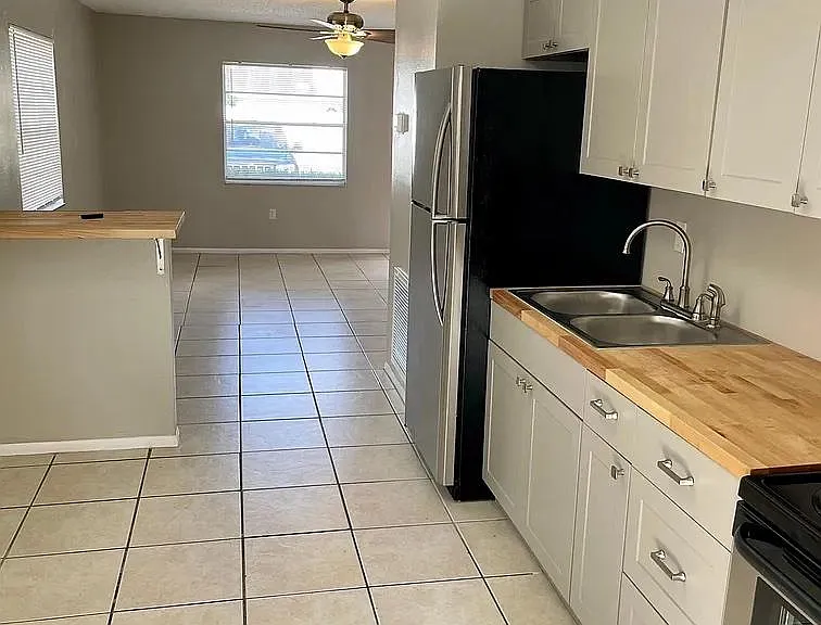 415 40th St E — Photo 1