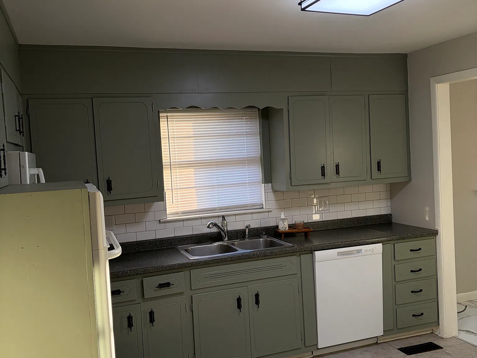 3 bed, 1.5 bath, 1200 sqft, $1,350 — Photo 3