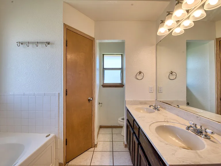 1220 Eastridge Dr — Photo 8