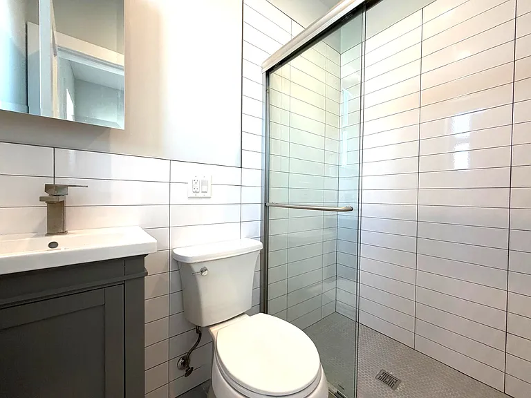 2043 Gates Ave #3L — Photo 13