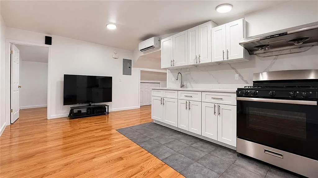 2 bed, 1.0 bath, 700 sqft, $2,200 — Photo 1