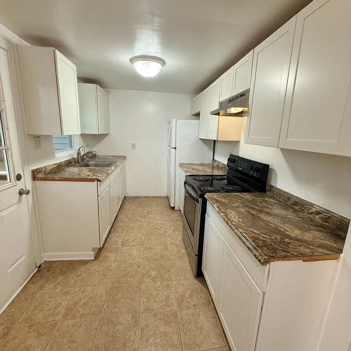 3 bed, 1.0 bath, 760 sqft, $1,700 — Photo 3
