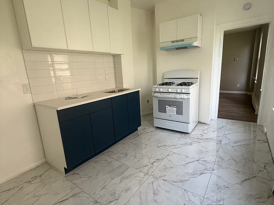 152 Chadwick Ave #1B
