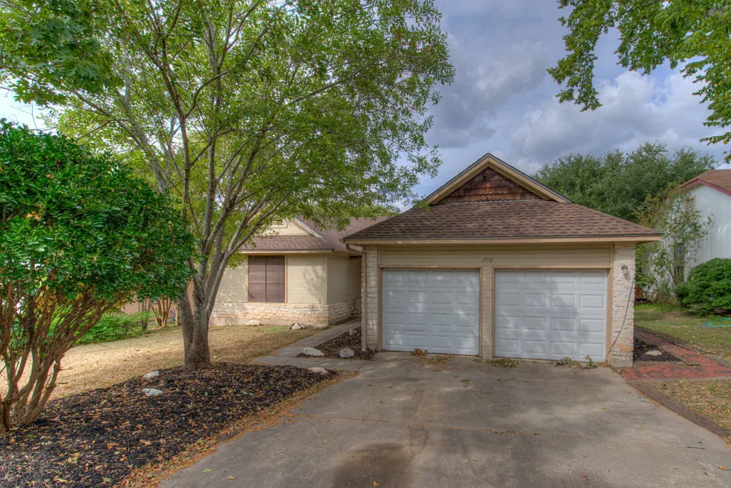 2 Weeks FREE! Sign an 18-month lease and receive 2 weeks FREE. Must move in by October 15th. — Photo 1