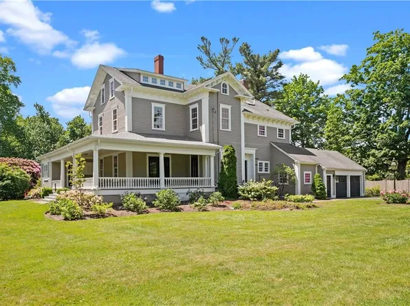 95 Governor Bradford Dr, Barrington, RI 02806