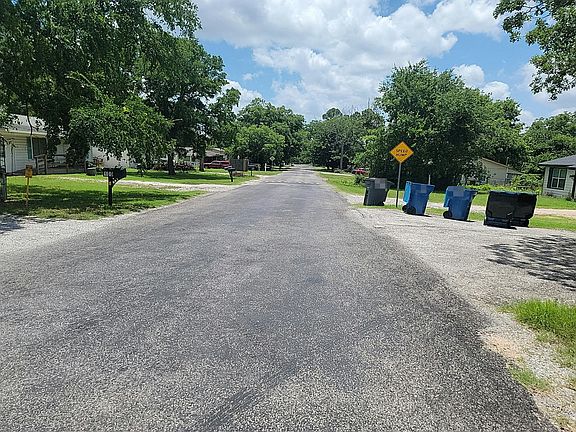 4th image of 100 Live Oak St