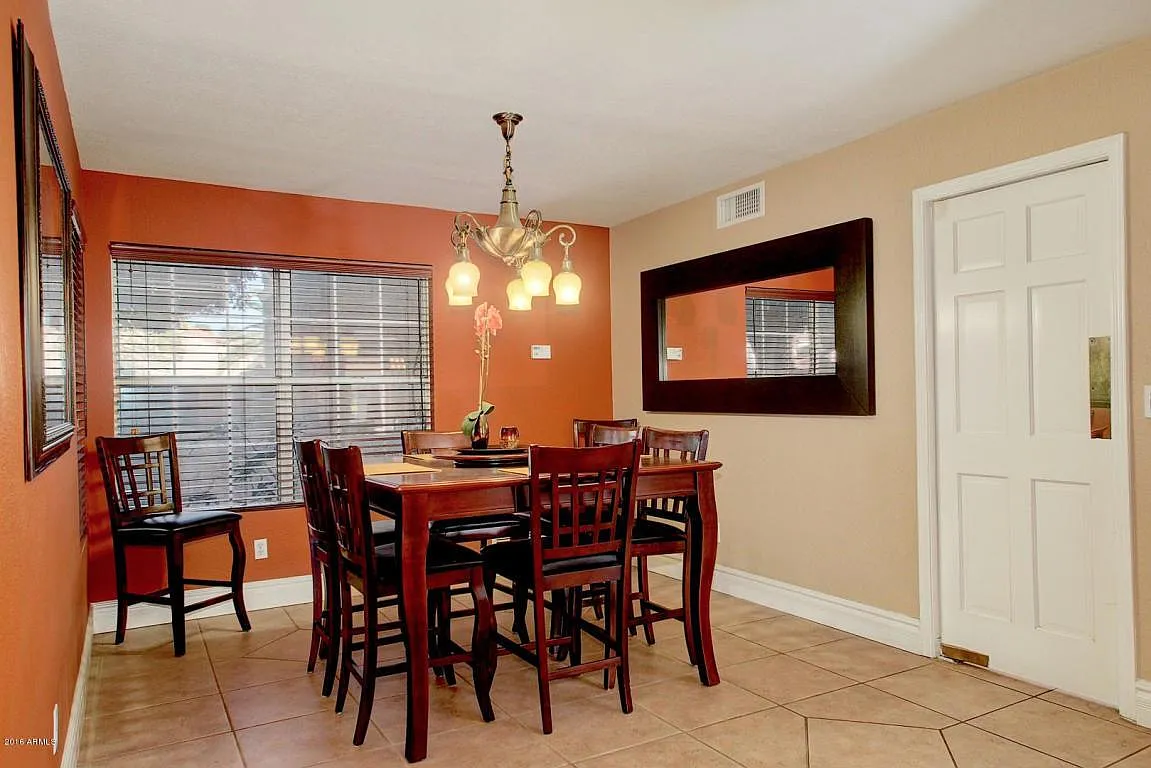 4 bed, 2.5 bath, 2296 sqft, $2,700 — Photo 4