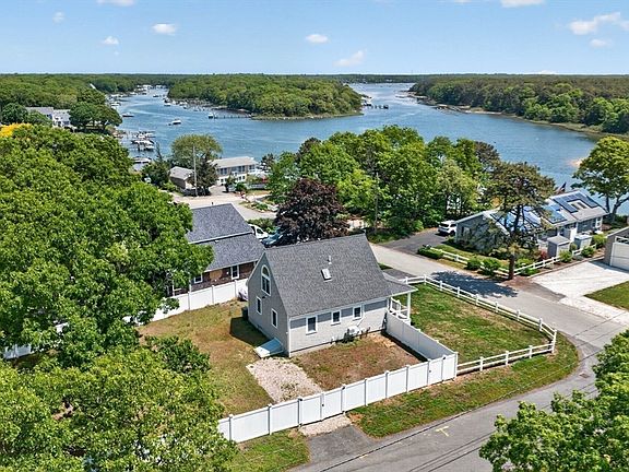 4th image of 245 Edgewater Dr W