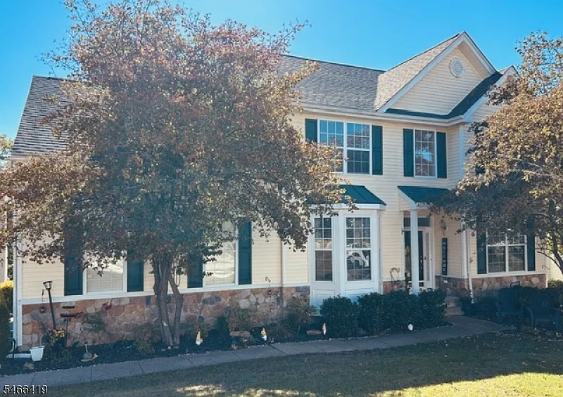 4 bed, 2.5 bath, $3,900 — Photo 1