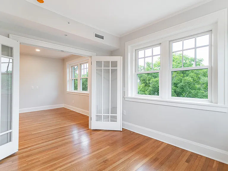 215 E Chestnut St #402 — Photo 8