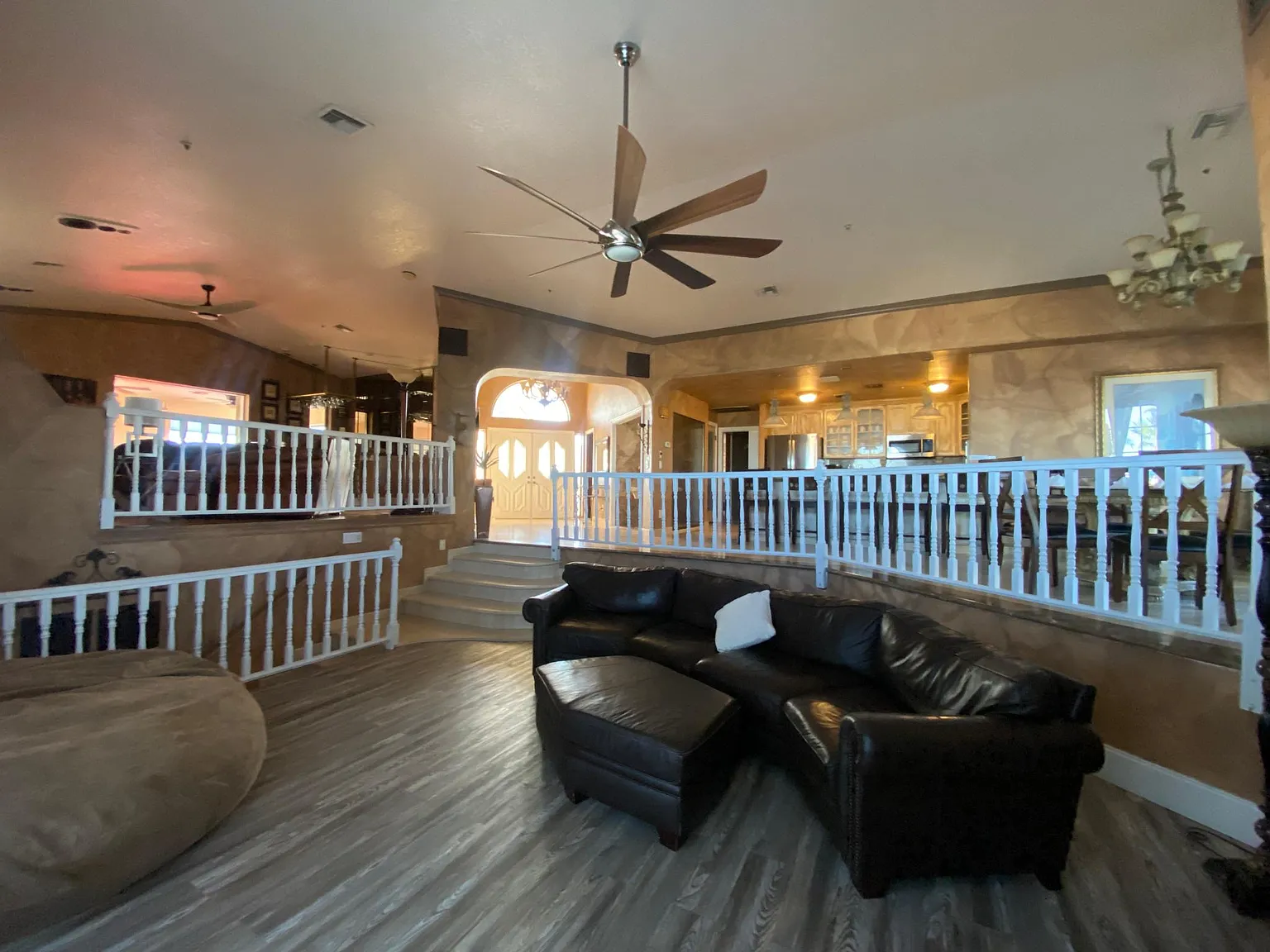 6 bed, 5800 sqft, $1,550 — Photo 2