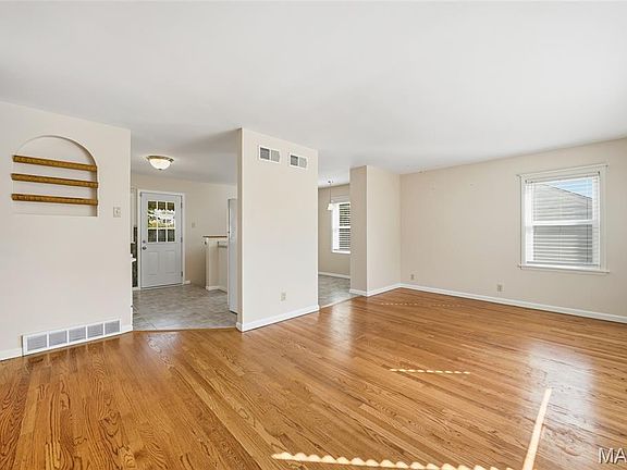 4th image of 9833 Eastbrook Dr