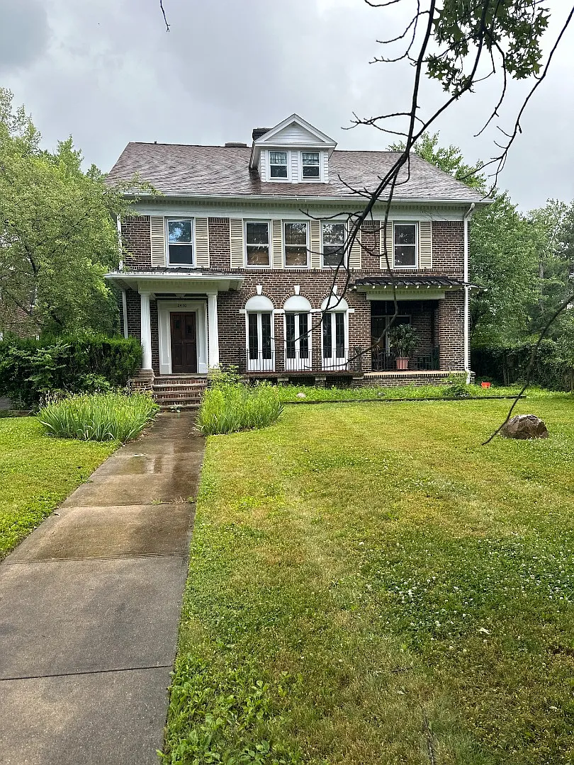 2410 Overlook Rd — Photo 1