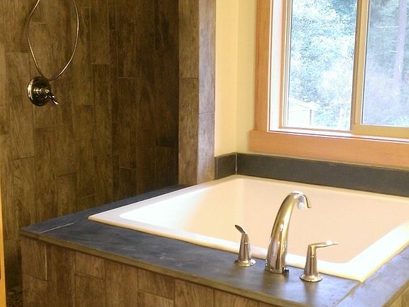 master bath w/ 4x4 soaking tub