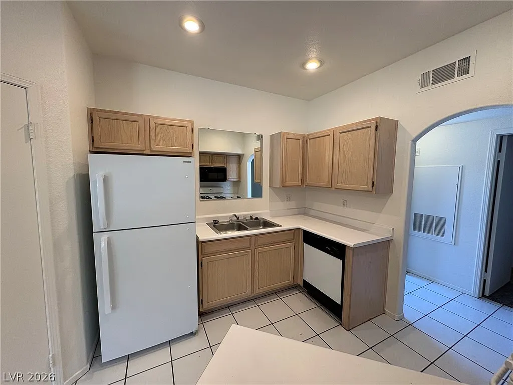 1 bed, 1.0 bath, 853 sqft, $1,250 — Photo 3