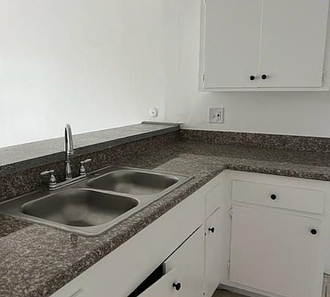 4th image of 6834 Variel Ave