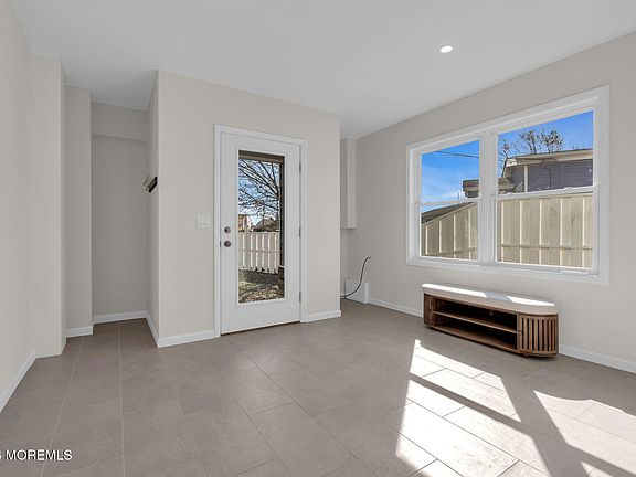 5th image of 42 Carlyle Drive