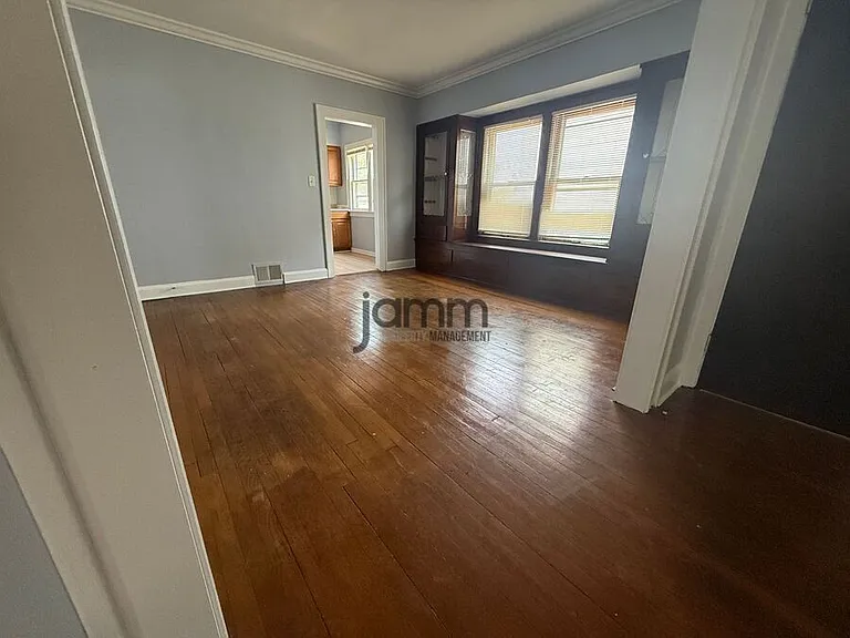10232 Almira Ave — Photo 4