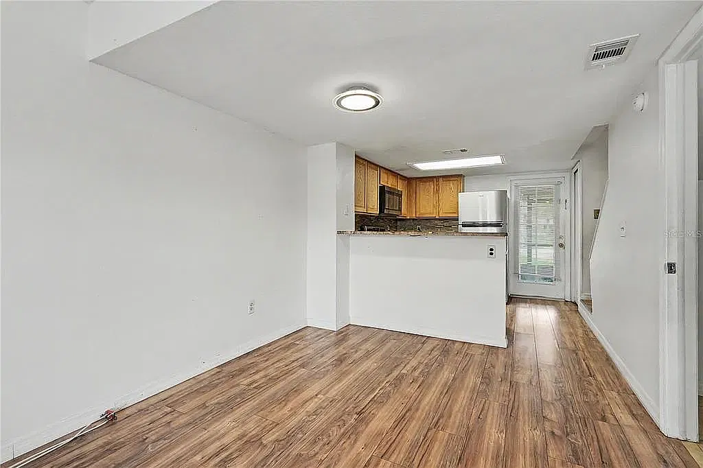 2 bed, 1.5 bath, 886 sqft, $1,550 — Photo 2