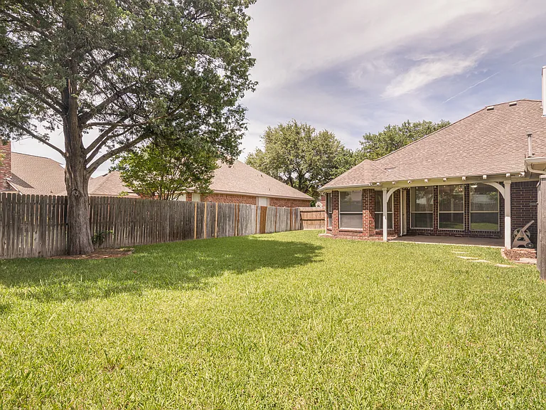308 Sycamore Dr — Photo 24